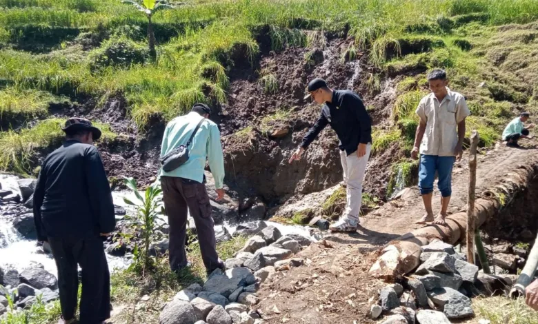 Hujan deras menyebabkan jembatan penghubung Desa Mekarjaya dan Gelarwangi, Cidaun, Cianjur ambruk.