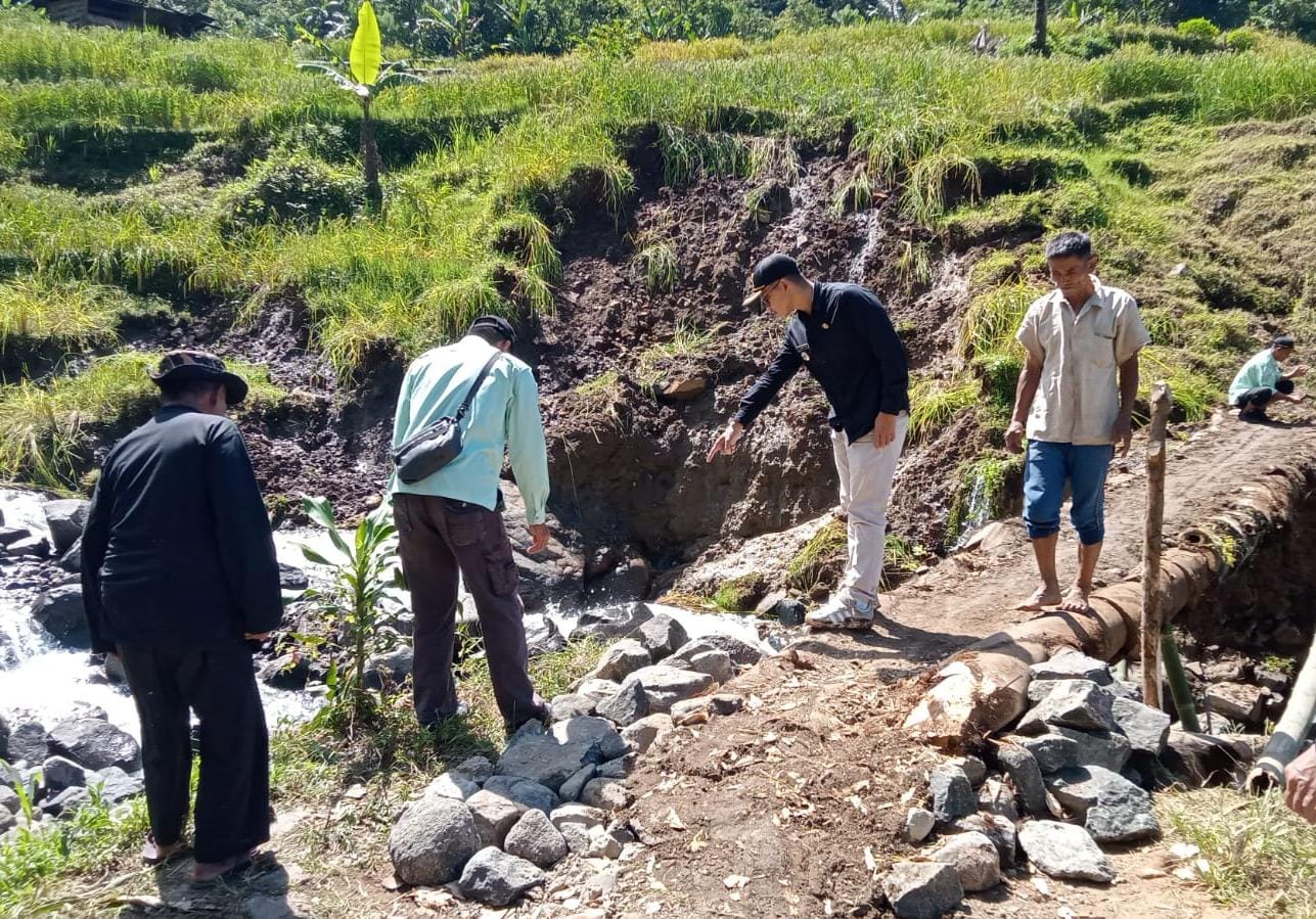 Hujan deras menyebabkan jembatan penghubung Desa Mekarjaya dan Gelarwangi, Cidaun, Cianjur ambruk.