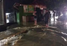 Hujan deras pada 26 April 2025 memicu banjir di tiga kecamatan Cianjur, merendam puluhan rumah dan jalan nasional Bandung-Cianjur.