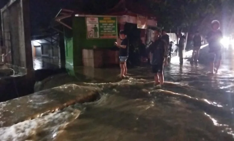 Hujan deras pada 26 April 2025 memicu banjir di tiga kecamatan Cianjur, merendam puluhan rumah dan jalan nasional Bandung-Cianjur.