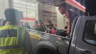 Dua pengendara motor asal Purwakarta menjadi korban luka serius akibat tertimpa pohon yang diduga tumbang karena akar rapuh dan langsung dievakuasi ke RS Hafizh.