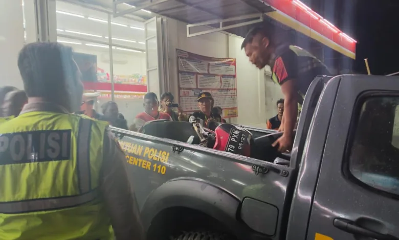 Dua pengendara motor asal Purwakarta menjadi korban luka serius akibat tertimpa pohon yang diduga tumbang karena akar rapuh dan langsung dievakuasi ke RS Hafizh.