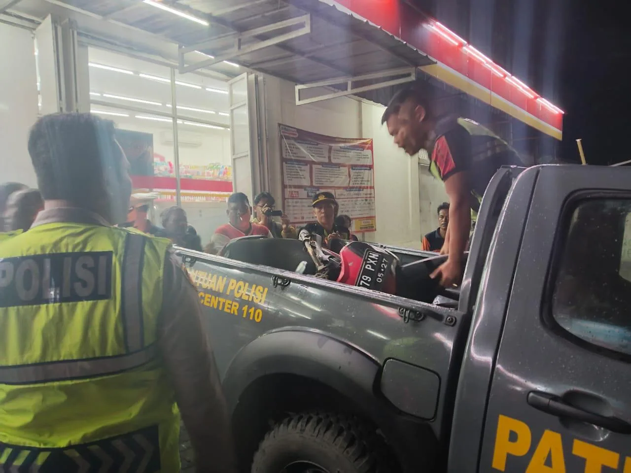 Dua pengendara motor asal Purwakarta menjadi korban luka serius akibat tertimpa pohon yang diduga tumbang karena akar rapuh dan langsung dievakuasi ke RS Hafizh.