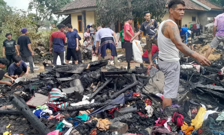 Kebakaran di Cibeber, Cianjur, menghanguskan dua rumah dan satu motor.