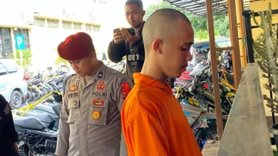 Seorang pemuda di Cianjur nekat membakar dua mobil di depan ruko karena cemburu.