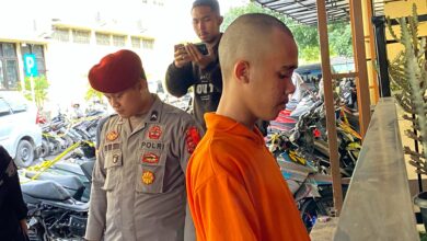 Seorang pemuda di Cianjur nekat membakar dua mobil di depan ruko karena cemburu.