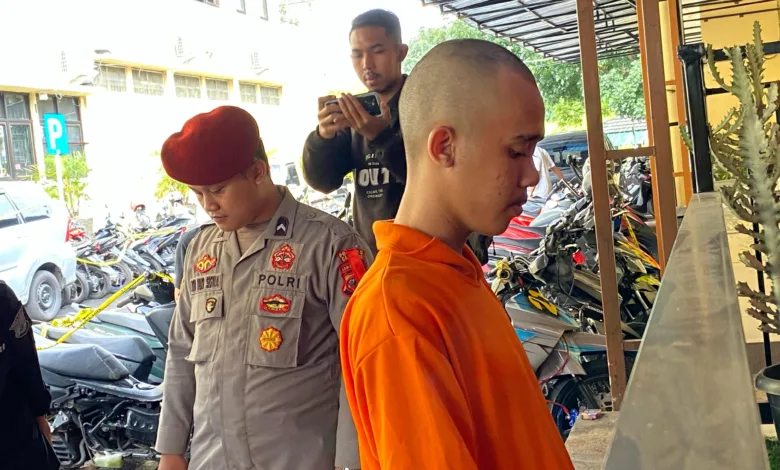 Seorang pemuda di Cianjur nekat membakar dua mobil di depan ruko karena cemburu.