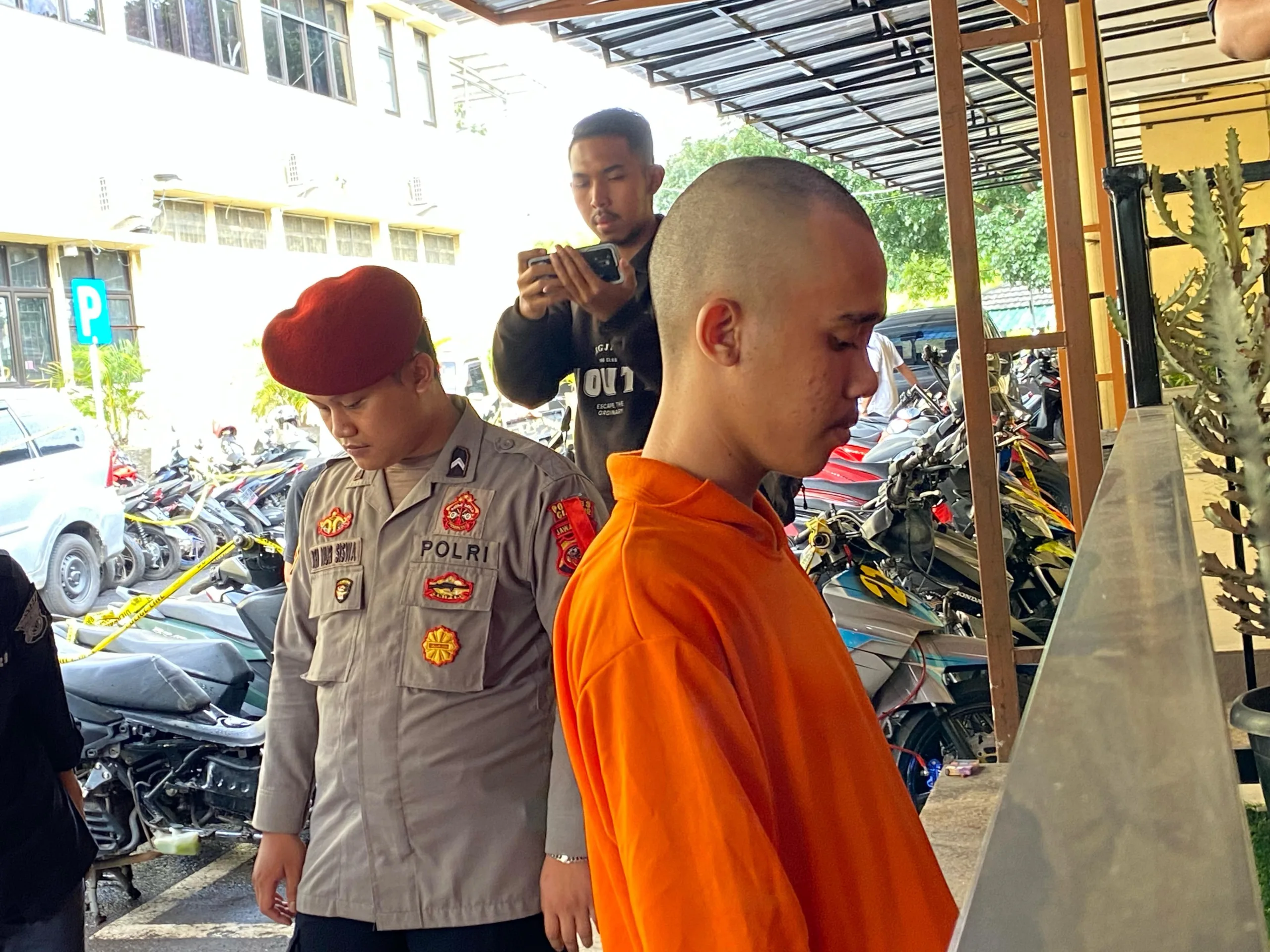 Seorang pemuda di Cianjur nekat membakar dua mobil di depan ruko karena cemburu.