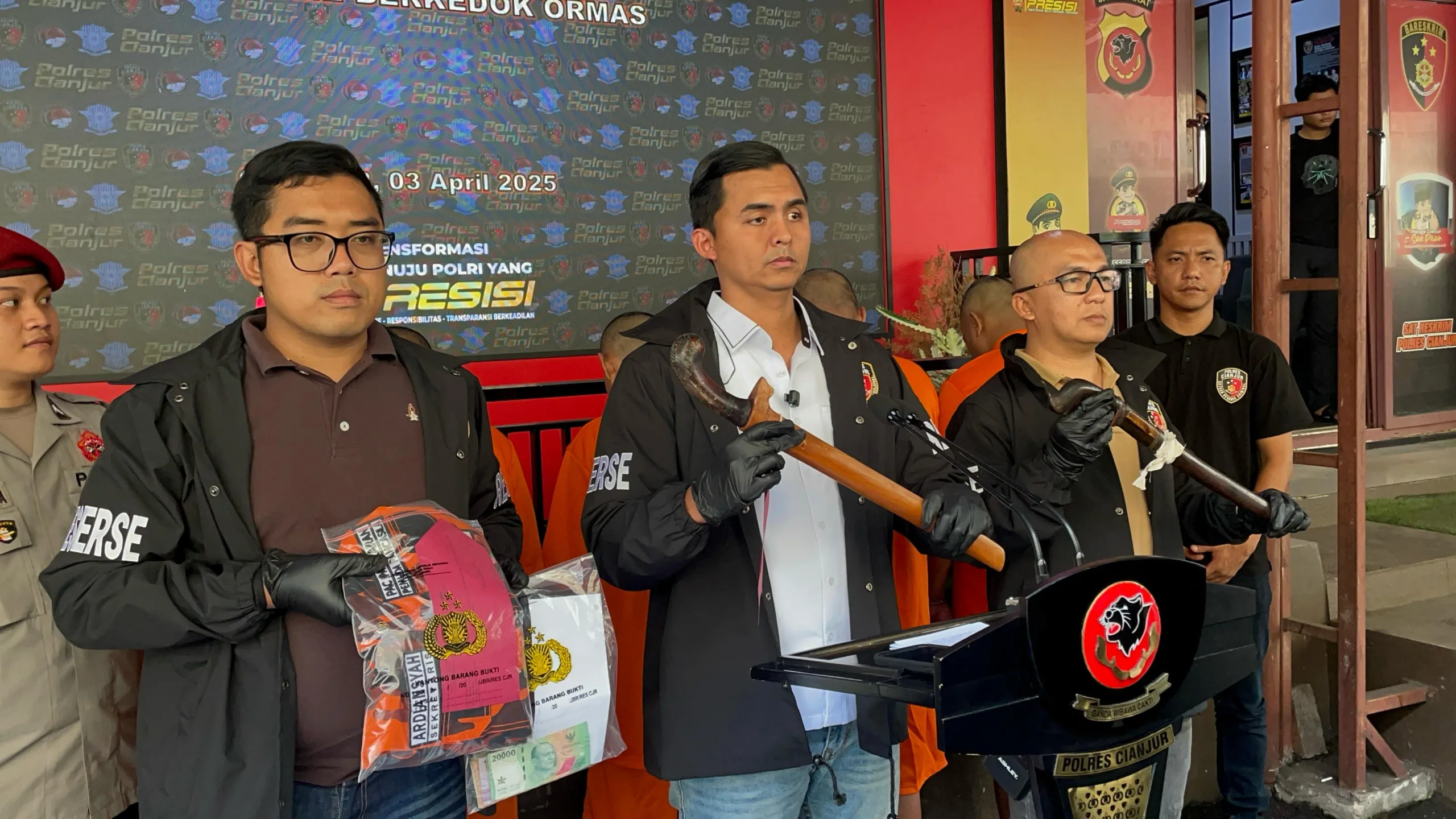 Empat anggota ormas di Cianjur ditangkap setelah menodong pemudik dengan golok.