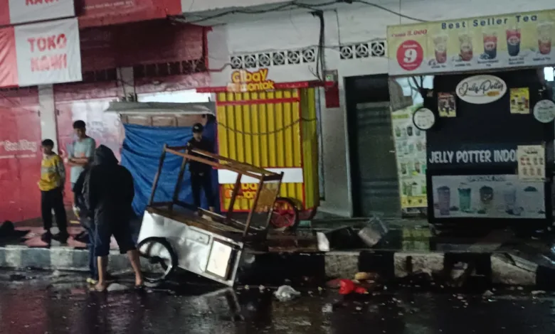 Seorang pedagang siomay di Cianjur menjadi korban tabrakan motor Honda Beat melaju kencang.