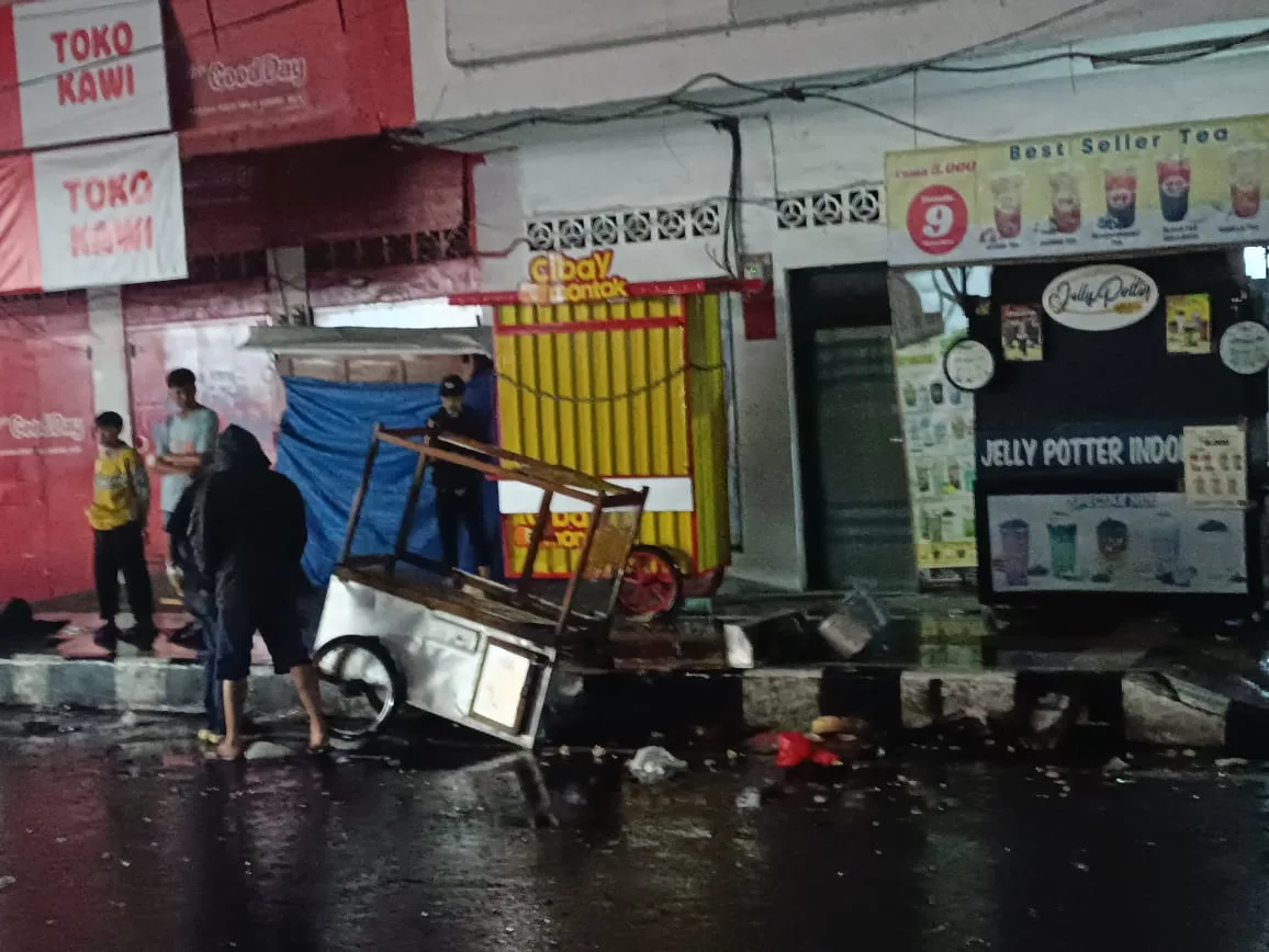 Seorang pedagang siomay di Cianjur menjadi korban tabrakan motor Honda Beat melaju kencang.