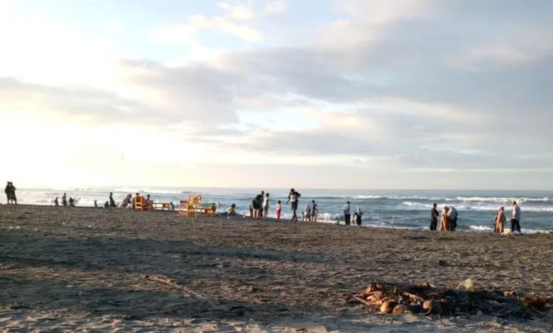 Wisatawan keluhkan dugaan pungli tiket masuk Pantai Apra, Cianjur.
