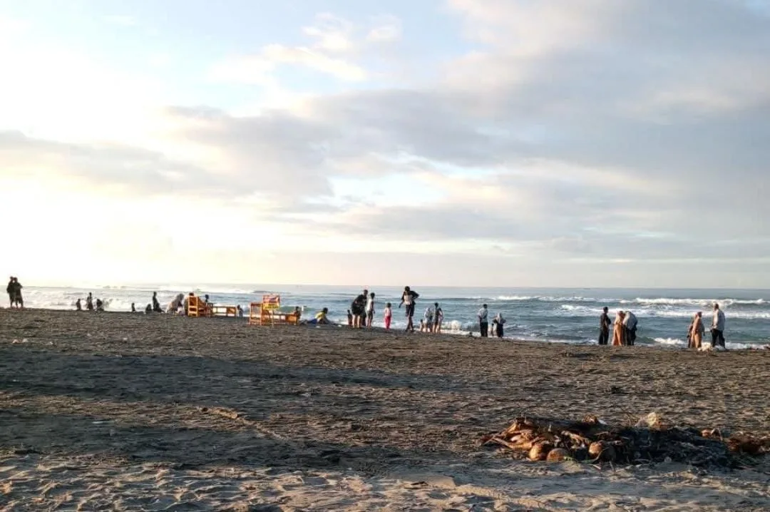 Wisatawan keluhkan dugaan pungli tiket masuk Pantai Apra, Cianjur.