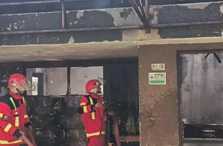 Sebuah bangunan kosong dekat rumah Ketua DPRD Cianjur di Jalan KH Munawar RT 03/RW 01, Desa Cikaroya, Kecamatan Warungkondang, Kabupaten Cianjur, kebakaran