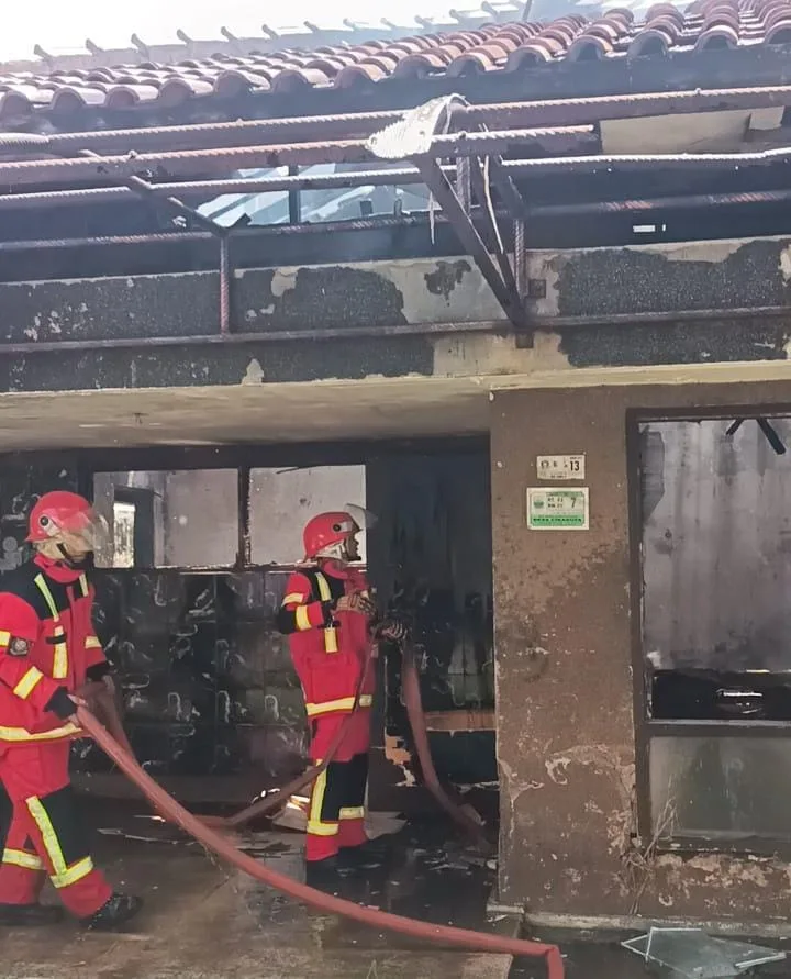 Sebuah bangunan kosong dekat rumah Ketua DPRD Cianjur di Jalan KH Munawar RT 03/RW 01, Desa Cikaroya, Kecamatan Warungkondang, Kabupaten Cianjur, kebakaran