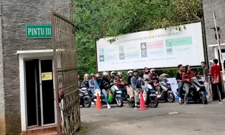 Wisatawan Kebun Raya Cibodas memilih jalur ekstrem ke Gerbang 3 untuk menghindari biaya retribusi ganda.