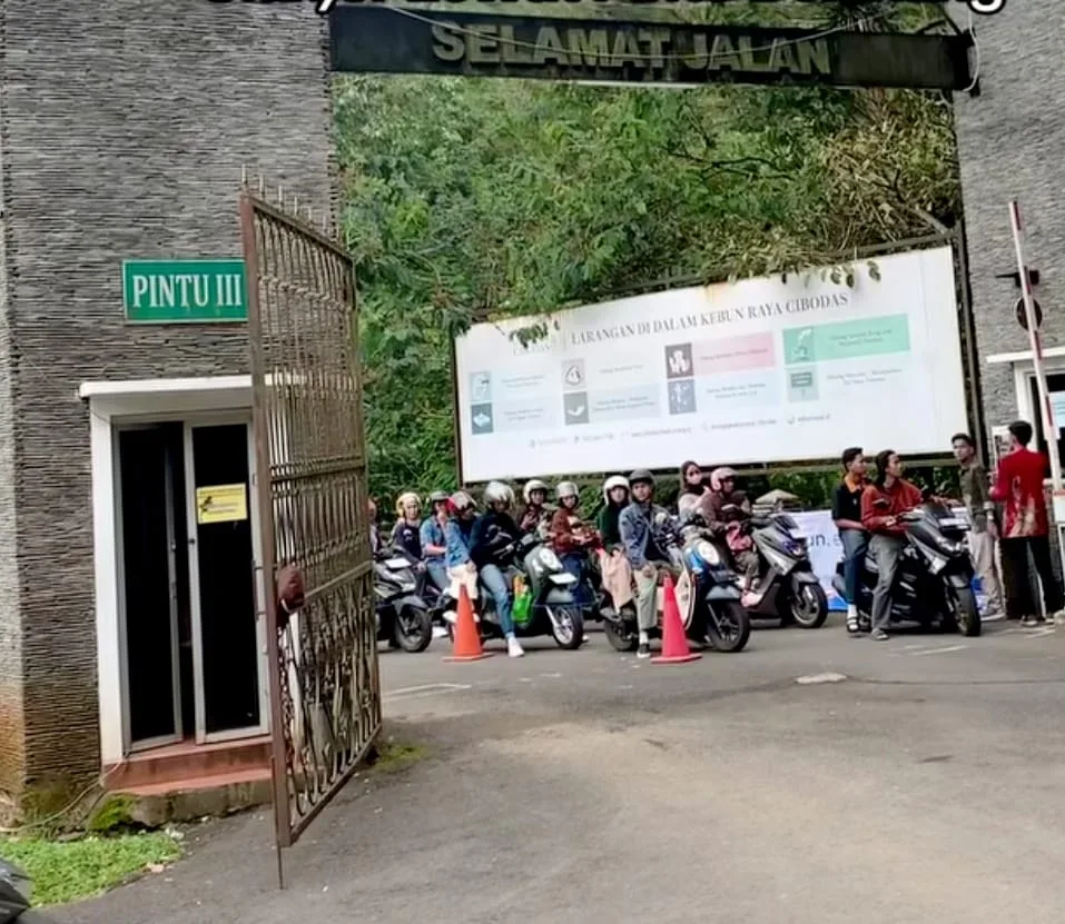 Wisatawan Kebun Raya Cibodas memilih jalur ekstrem ke Gerbang 3 untuk menghindari biaya retribusi ganda.