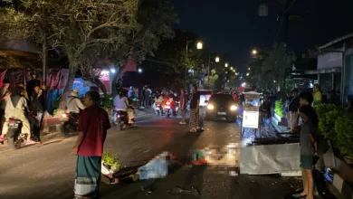 Seorang pemotor tewas mengenaskan dengan kepala terbelah setelah menyerempet gerobak siomay di Jalan Siliwangi, Cianjur.