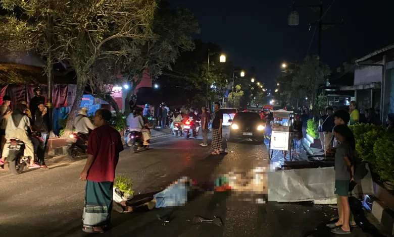 Seorang pemotor tewas mengenaskan dengan kepala terbelah setelah menyerempet gerobak siomay di Jalan Siliwangi, Cianjur.