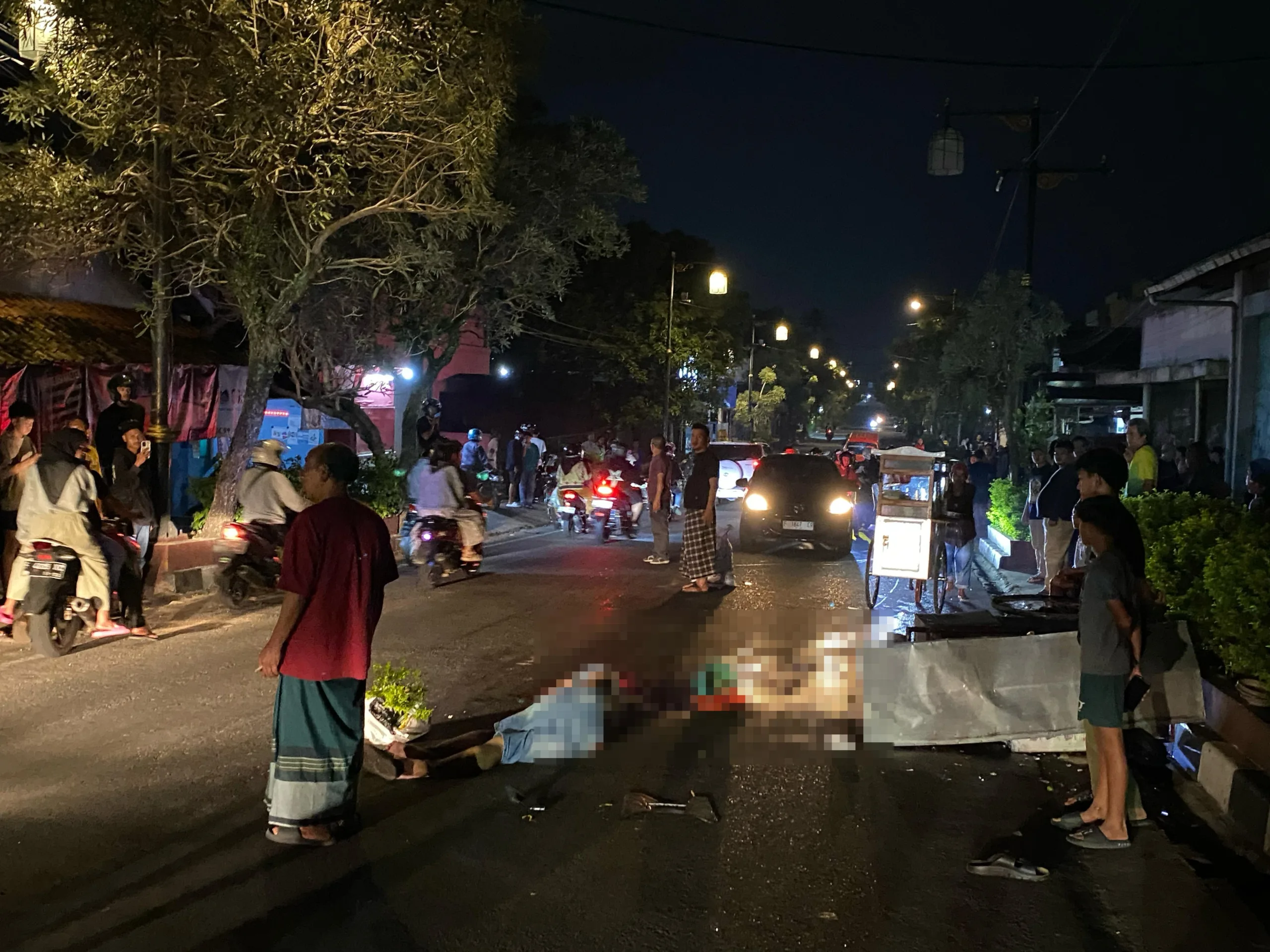 Seorang pemotor tewas mengenaskan dengan kepala terbelah setelah menyerempet gerobak siomay di Jalan Siliwangi, Cianjur.
