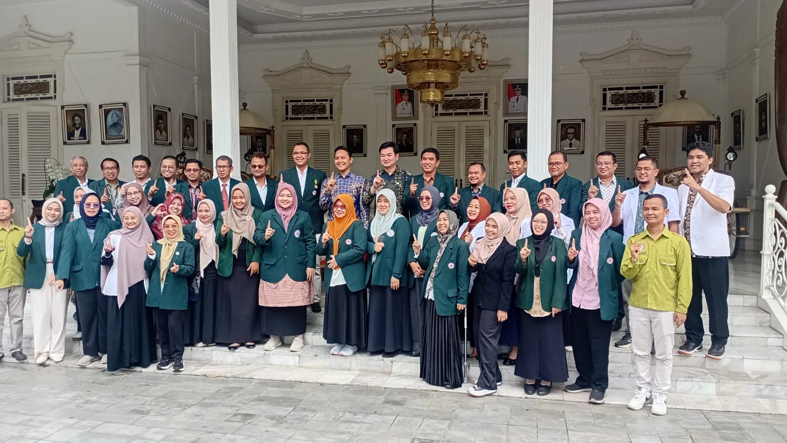 Ikatan Dokter Indonesia (IDI) Cianjur meminta Pemerintah Kabupaten segera atasi krisis dokter spesialis.