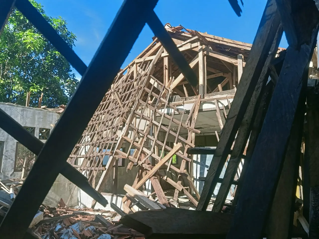 Ruang Kelas SD Majumulya Cianjur Ambruk, Siswa Belajar di Teras