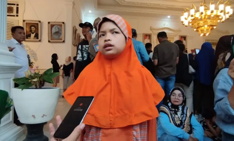 Anastasya Putri, anak yatim asal Cianjur, jadi anak asuh Gubernur Jawa Barat Dedi Mulyadi.