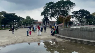 Alun-alun Cianjur kembali dibuka usai dua hari penutupan. Warga dan pedagang menyambut gembira.