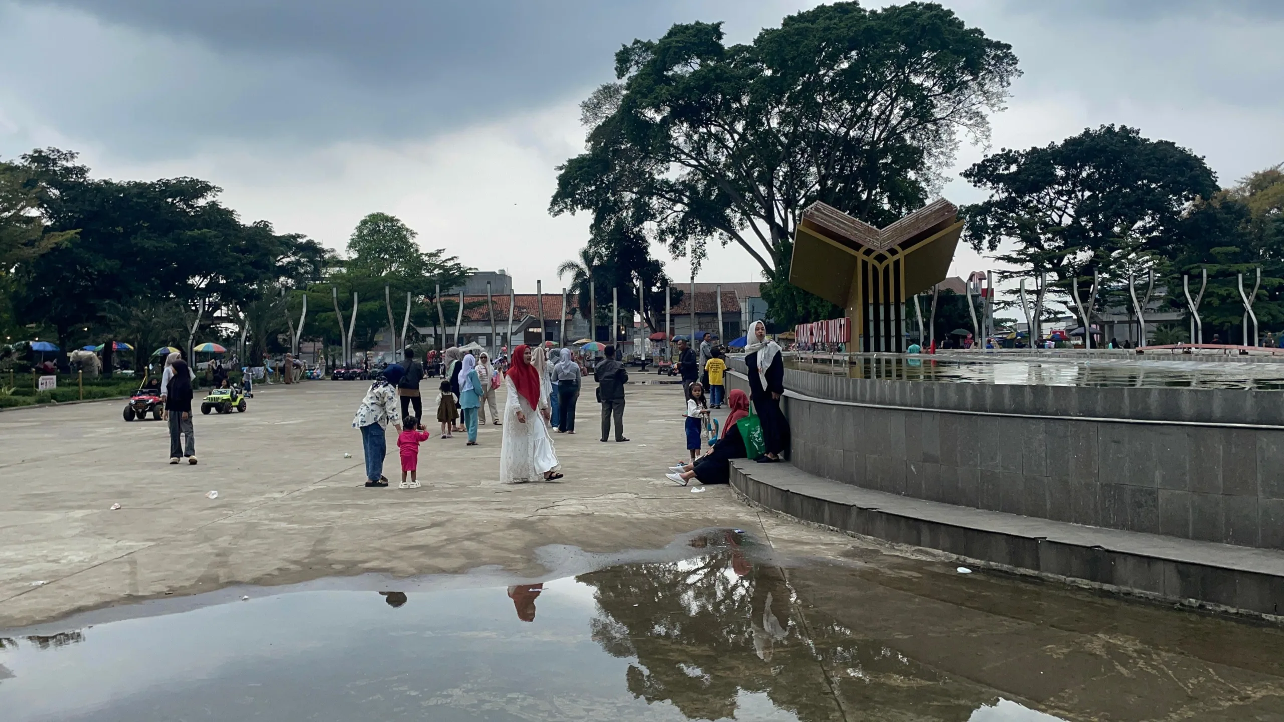 Alun-alun Cianjur kembali dibuka usai dua hari penutupan. Warga dan pedagang menyambut gembira.