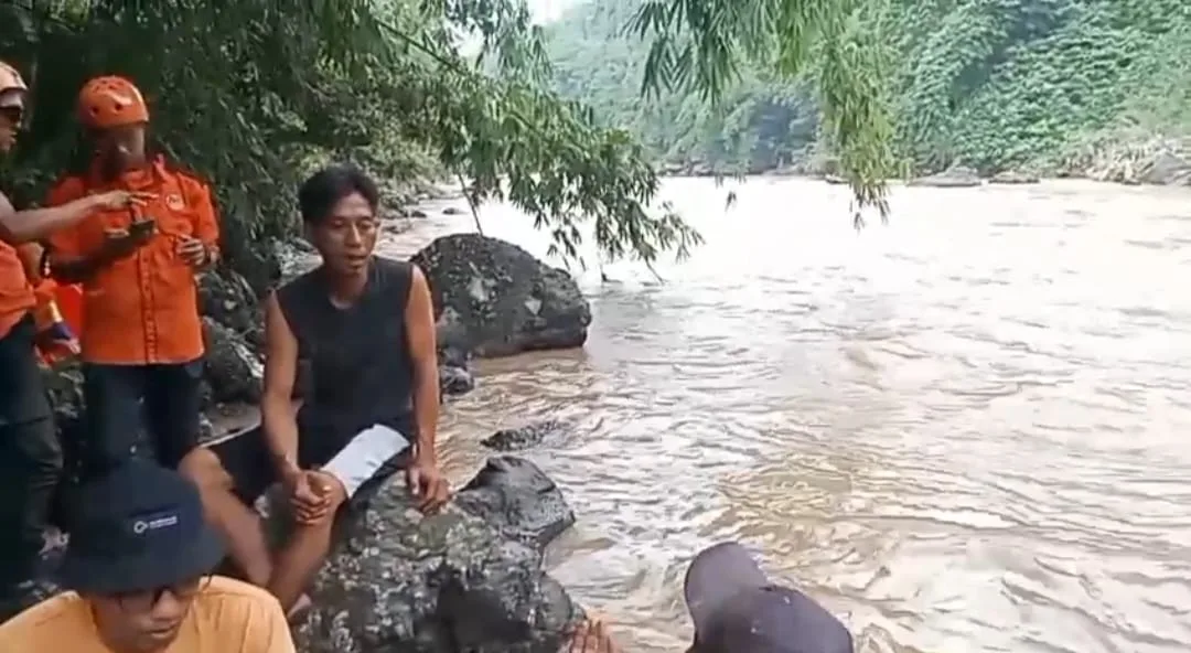 Remaja asal Ciranjang, Cianjur, hanyut di Sungai Cisokan usai memancing bersama teman-temannya.