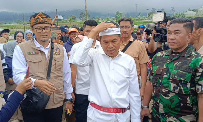 Gubernur Jawa Barat, Dedi Mulyadi, merespons keluhan warga Desa Ciputri, Kecamatan Pacet, Kabupaten Cianjur, terkait banjir dan longsor yang sering melanda daerah mereka.
