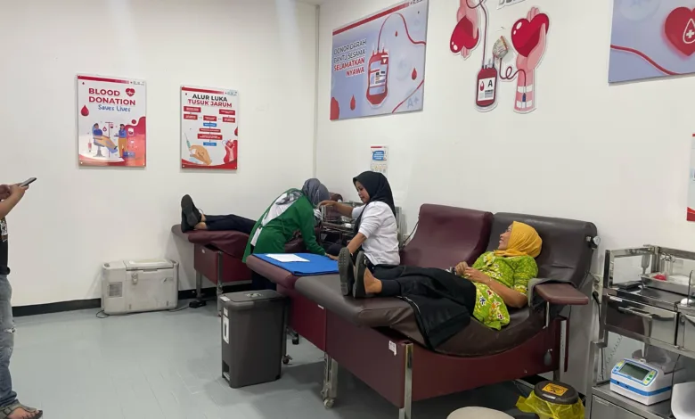Petugas Lapas Cianjur melaksanakan aksi donor darah di UTD PMI Cianjur dalam rangka memperingati Hari Bakti Pemasyarakatan (HBP) ke-61