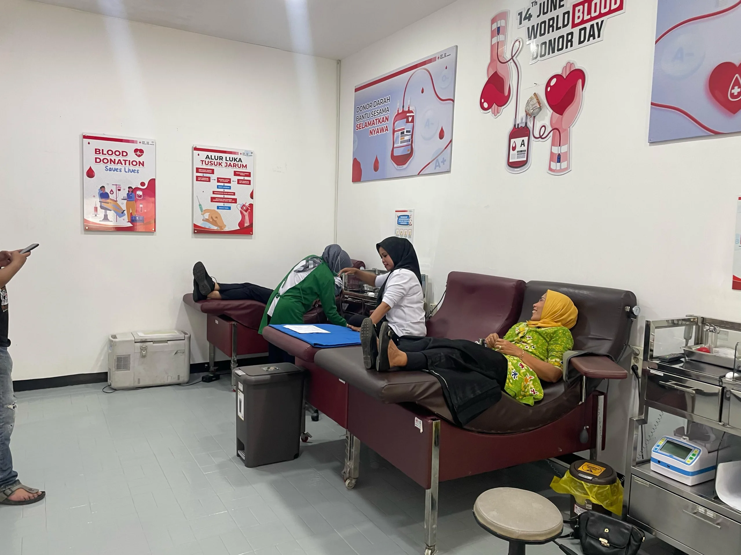 Petugas Lapas Cianjur melaksanakan aksi donor darah di UTD PMI Cianjur dalam rangka memperingati Hari Bakti Pemasyarakatan (HBP) ke-61
