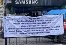 Warga Cipanas, Cianjur, mengeluhkan sulitnya menyeberang jalan di Jalur Puncak dekat pasar. Petisi zebra cross via spanduk dipasang.