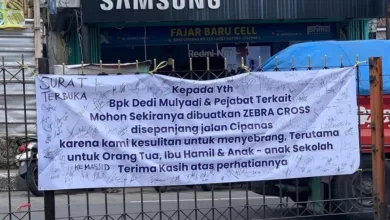 Warga Cipanas, Cianjur, mengeluhkan sulitnya menyeberang jalan di Jalur Puncak dekat pasar. Petisi zebra cross via spanduk dipasang.