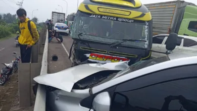 Kecelakaan beruntun terjadi di Jalan Lingkar Selatan, Maleber, Cianjur, melibatkan mobil Elf, truk pasir, dan Avanza pada Kamis (17/4/2025).