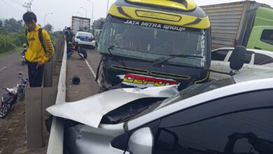 Kecelakaan beruntun terjadi di Jalan Lingkar Selatan, Maleber, Cianjur, melibatkan mobil Elf, truk pasir, dan Avanza pada Kamis (17/4/2025).