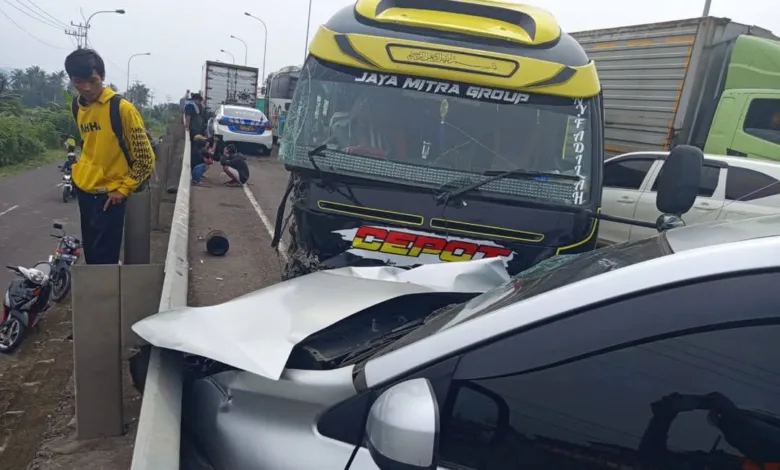 Kecelakaan beruntun terjadi di Jalan Lingkar Selatan, Maleber, Cianjur, melibatkan mobil Elf, truk pasir, dan Avanza pada Kamis (17/4/2025).