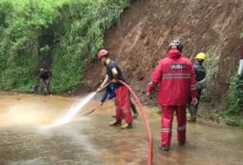 Tebing setinggi 5 meter longsor menutup Jalan Raya Mariwati, Sukaresmi, Cianjur pada Rabu malam (16/4/2025) akibat hujan deras.