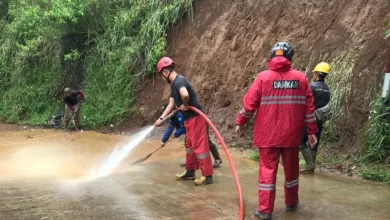 Tebing setinggi 5 meter longsor menutup Jalan Raya Mariwati, Sukaresmi, Cianjur pada Rabu malam (16/4/2025) akibat hujan deras.