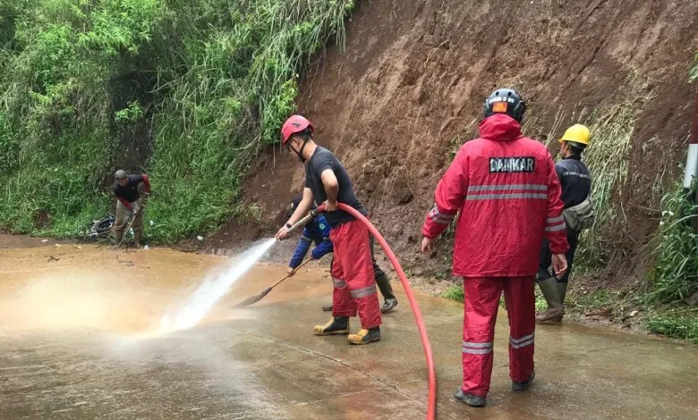 Tebing setinggi 5 meter longsor menutup Jalan Raya Mariwati, Sukaresmi, Cianjur pada Rabu malam (16/4/2025) akibat hujan deras.