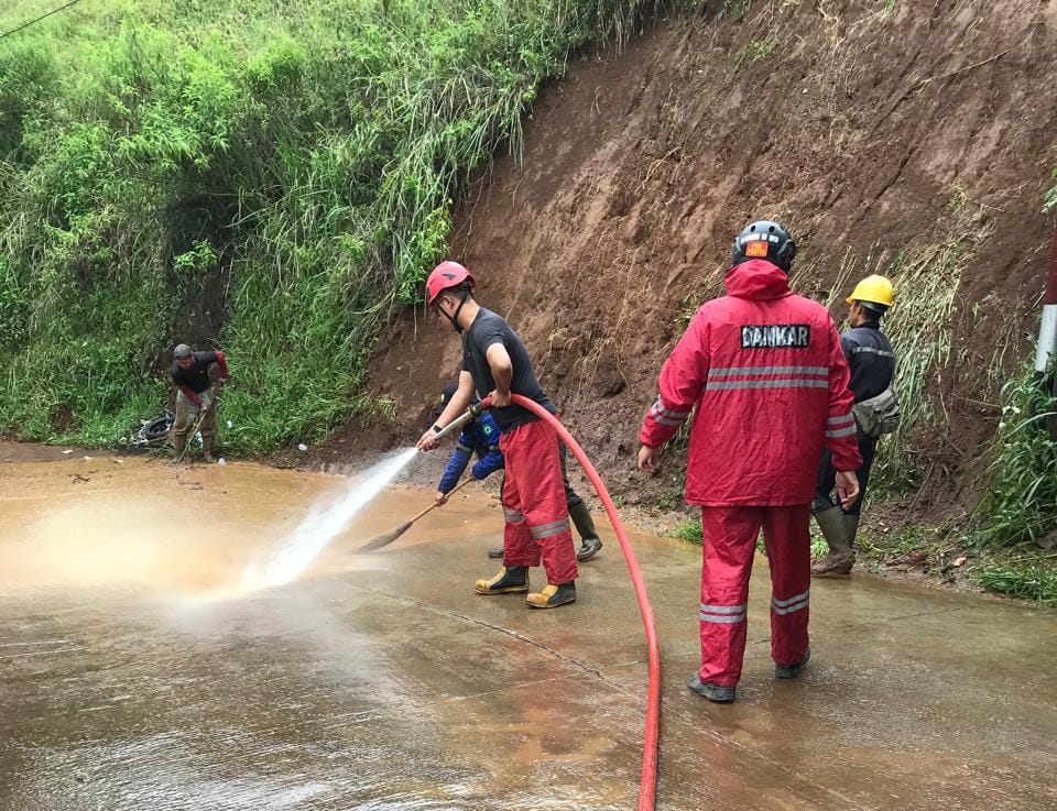 Tebing setinggi 5 meter longsor menutup Jalan Raya Mariwati, Sukaresmi, Cianjur pada Rabu malam (16/4/2025) akibat hujan deras.