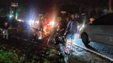 Terjadi kecelakaan adu banteng antara sepeda motor dan mobil pribadi di Jalan Raya Puncak, Pacet, Cianjur pada Jumat (18/4/2025) malam.