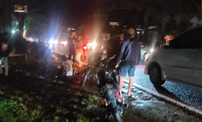 Terjadi kecelakaan adu banteng antara sepeda motor dan mobil pribadi di Jalan Raya Puncak, Pacet, Cianjur pada Jumat (18/4/2025) malam.