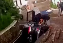 Sebuah mobil SUV hitam terperosok ke parit di Cugenang, Cianjur, diduga karena pengemudi mengantuk saat hendak parkir.
