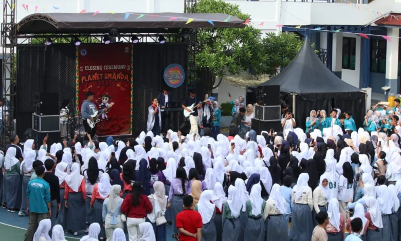 SMAN 2 Cianjur sukses menggelar Planet Smanda 2025, ajang kompetisi bergengsi pelajar Cianjur bertema 'Lux et Fortitudo'.