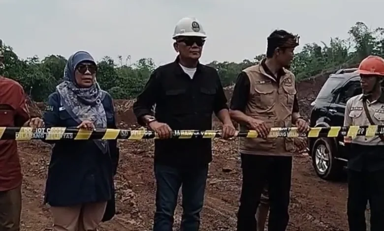 Tambang galian C di Bojongpicung, Cianjur, ditutup sementara oleh tim gabungan Pemprov Jabar dan Pemkab karena diduga ilegal.