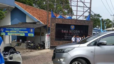 Pemprov Jabar menerapkan kebijakan toleransi bagi kepala sekolah yang melanggar larangan karya wisata, termasuk kepala SMAN 1 Cianjur.