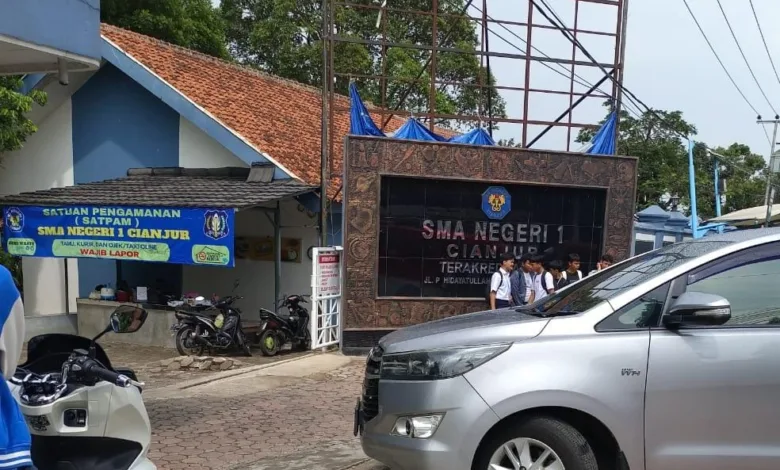 Pemprov Jabar menerapkan kebijakan toleransi bagi kepala sekolah yang melanggar larangan karya wisata, termasuk kepala SMAN 1 Cianjur.