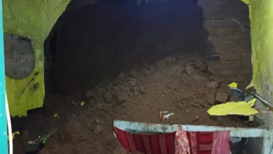 Hujan deras picu tanah longsor di Mande, Cianjur, Minggu (20/4/2025). Satu rumah di Kampung Tegal Panjang rusak, dapurnya tertimpa longsoran.